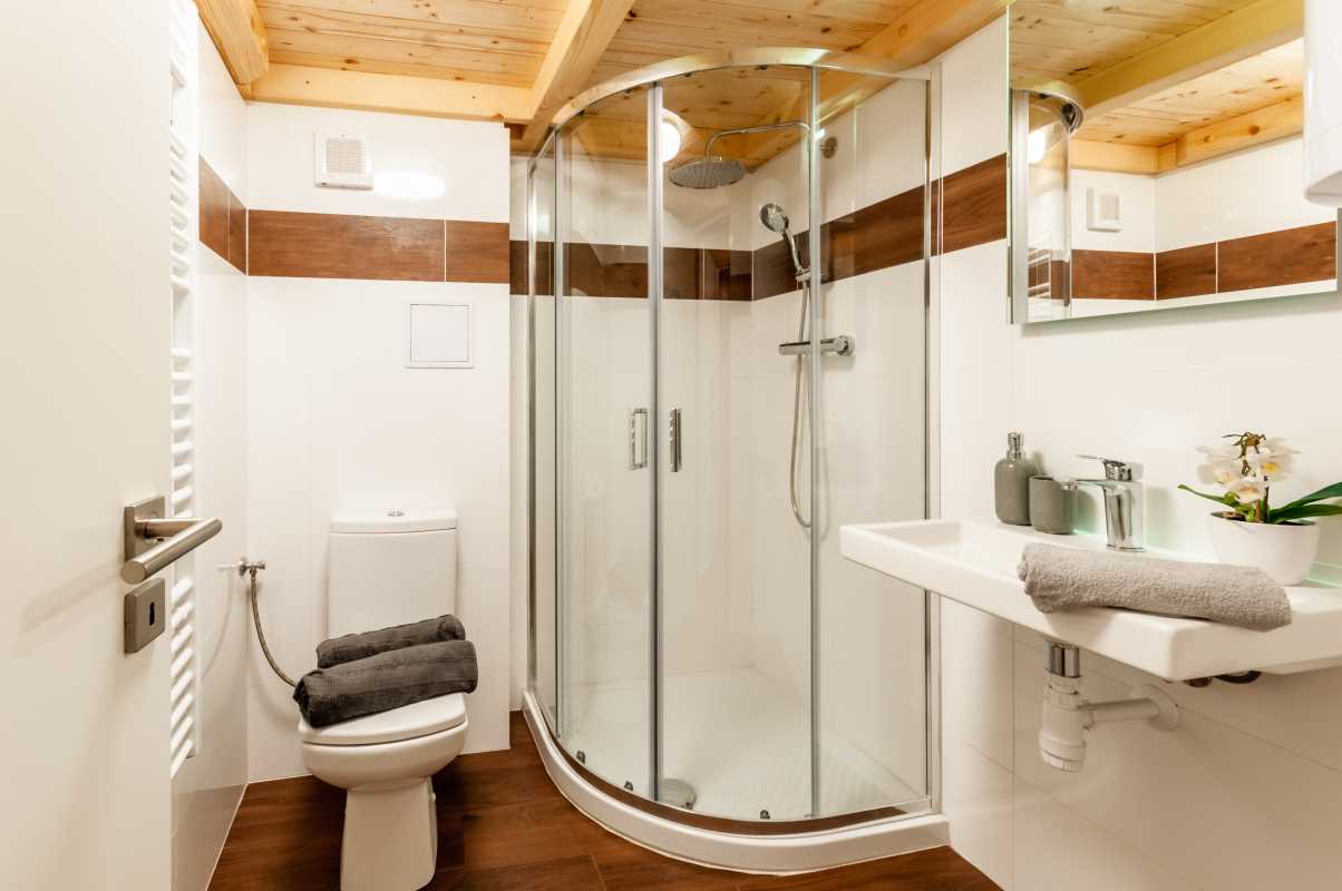 The Best Ways to Maximize Storage in a Small Bathroom